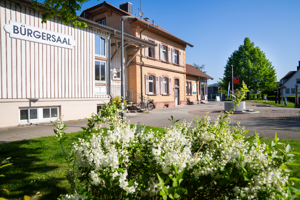 Bürgersaal Bleibach Blick auf auf den Bürgersaal, rechts daneben das ZweiTälerLand